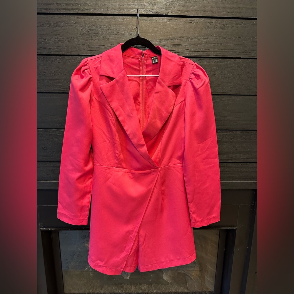 Hot pink for Christmas!! Yes, please! Looove this jumper! Brooch not included.